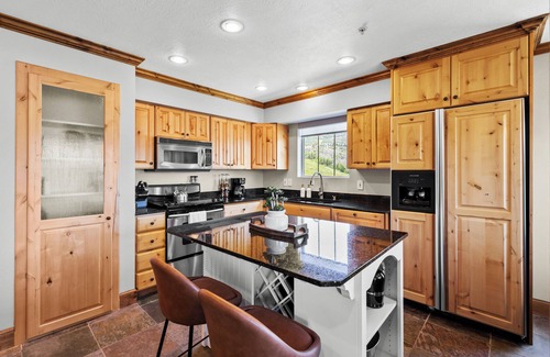 Park City Condominio | Breathtaking Balcony Lake View, Fireplace, Hot Tub, Near Park City & Deer Valley