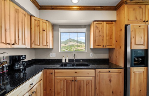Park City Condominio | Breathtaking Balcony Lake View, Fireplace, Hot Tub, Near Park City & Deer Valley