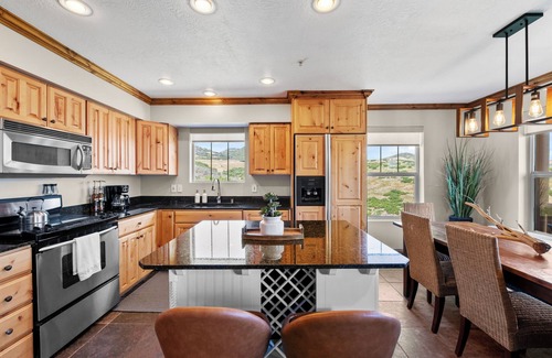 Park City Condominio | Breathtaking Balcony Lake View, Fireplace, Hot Tub, Near Park City & Deer Valley