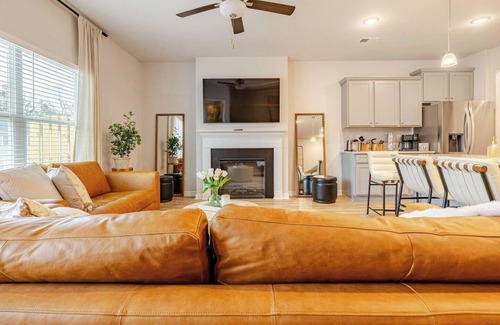 Union City Casa | Breathtaking, Brand New, 4 Bedroom, 2.5 Bath Townhome 13 Mins from ATL Airport!