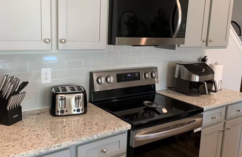Union City Casa | Breathtaking, Brand New, 4 Bedroom, 2.5 Bath Townhome 13 Mins from ATL Airport!