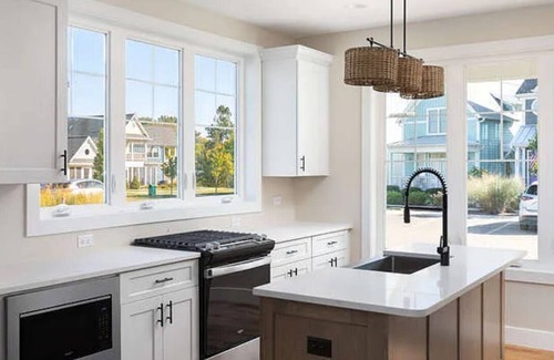 Ottawa Casa | The Lookout at Heritage Harbor: Breathtaking Brand New 3-Bedroom Waterfront Home