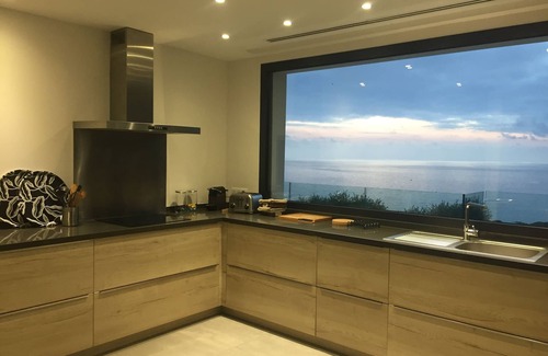 Calcatoggio Villa | Impresionante villa contemporánea con vistas al mar y acceso al mar a pie.