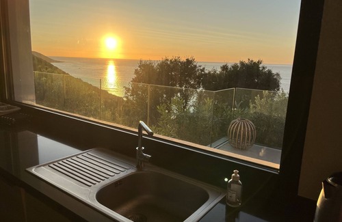 Calcatoggio Villa | Impresionante villa contemporánea con vistas al mar y acceso al mar a pie.
