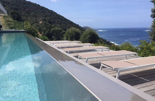 Calcatoggio Villa | Impresionante villa contemporánea con vistas al mar y acceso al mar a pie.
