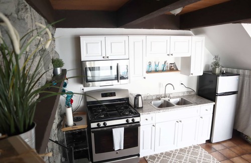 Goleta Casa | Breathtaking Couple's Getaway in SB Near the Beach & UCSB