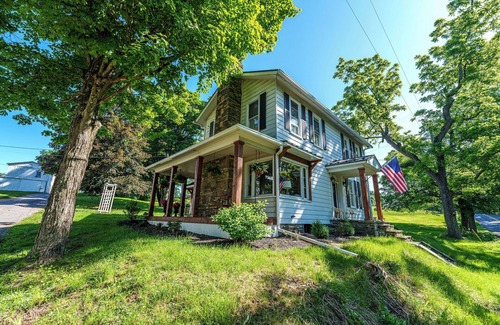 Cambra Otro | Breathtaking farmhouse with 4 bedrooms, Fishing, Kayaking, 6 acre pond!