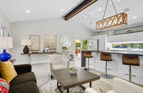 South Middle River Casa | Breathtaking House and Backyard Near Wilton Manors