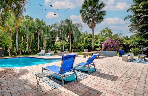 South Middle River Casa | Breathtaking House and Backyard Near Wilton Manors