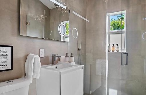 South Middle River Casa | Breathtaking House and Backyard Near Wilton Manors