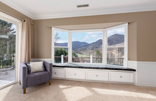 Leicester Casa | ¡Asheville Mountain View Estate de lujo con piscina infinita, cancha de tenis y sauna!