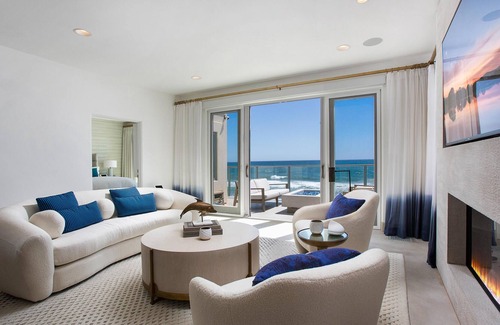 Malibu Villa | Breathtaking Malibu Oceanfront Modern Mediterranean Villa