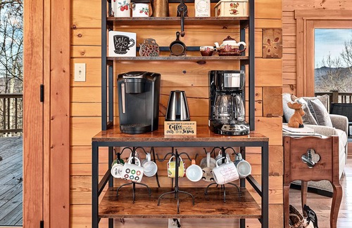 Weaverville Cabina | Breathtaking Mountain View Luxury AVL Cabin w/Hot Tub, Fireplaces, Hi-Speed Wifi