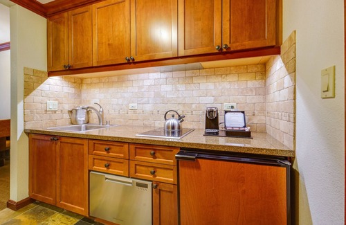 Olympic Valley Condominio | Breathtaking Olympic Valley Gem: Walk to Chairlift