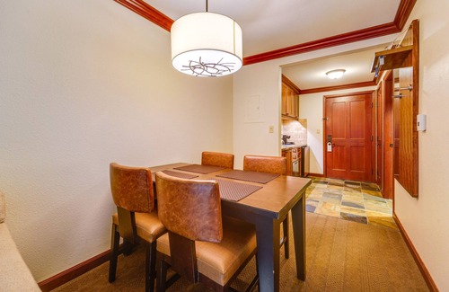 Olympic Valley Condominio | Breathtaking Olympic Valley Gem: Walk to Chairlift