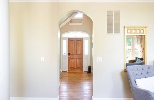 Round Hill Casa | Breathtaking private retreat near Est. Wineries & Breweries