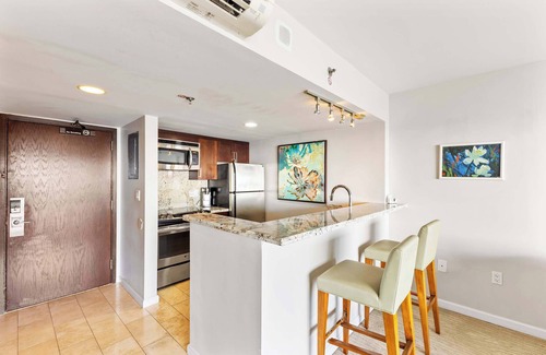 Ala Moana Apartamento | Breathtaking Studio Ocean Views! Pool! Beach!