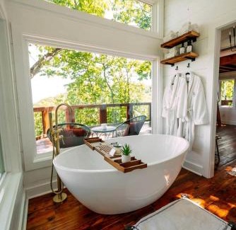 Rising Fawn Casa | Breathtaking Tree House with Jacuzzi and Lofted Interior in Georgia