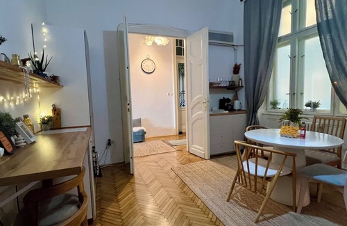 Old City Apartamento | Breathtaking Victory Sq Views/Bright &Spacious 2BR