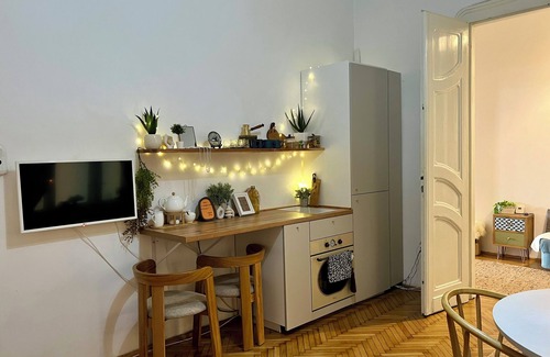 Old City Apartamento | Breathtaking Victory Sq Views/Bright &Spacious 2BR