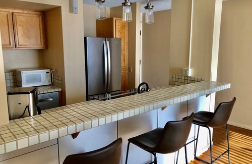 Hilo Condominio | Breathtaking Views - 2 Bd Condo w/ Pool, A/C, WiFi, Parking