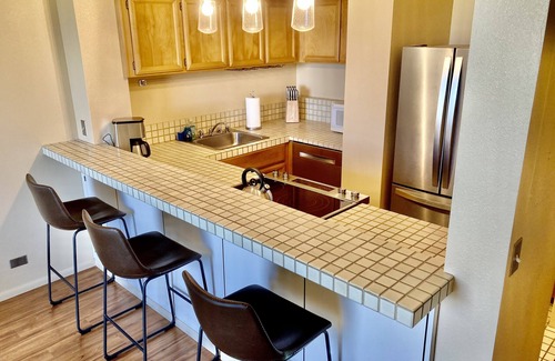 Hilo Condominio | Breathtaking Views - 2 Bd Condo w/ Pool, A/C, WiFi, Parking