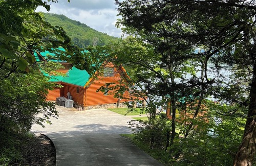 La Follette Casa | Impresionantes vistas al lago desde una cabaña de troncos personalizada con muelle privado