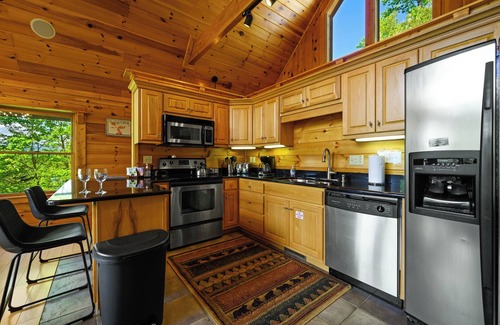 Black Bear Falls Cabina | Breathtaking Views, Luxury Cabin, Hot Tub & Near Top Attractions