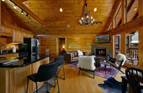 Black Bear Falls Cabina | Breathtaking Views, Luxury Cabin, Hot Tub & Near Top Attractions