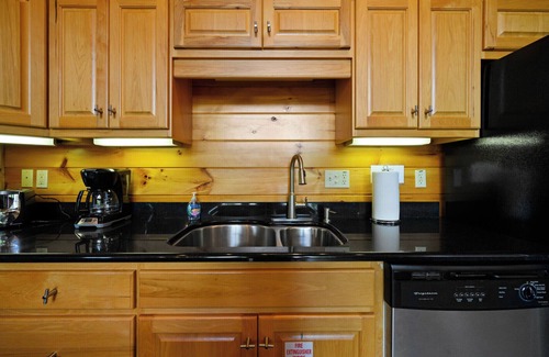 Black Bear Falls Cabina | Breathtaking Views, Luxury Cabin, Hot Tub & Near Top Attractions