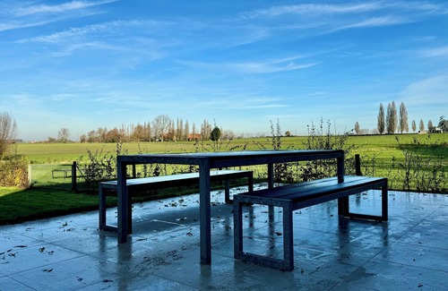 Zonnebeke Casa | Breathtaking Views of Tyne Cot Cemetery and Fields.