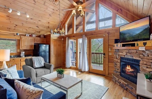 Black Bear Falls Cabina | Breathtaking views of the Smokies, 3 mins to Gatlinburg!!
