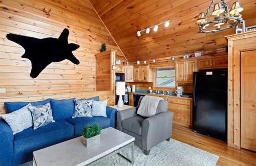 Black Bear Falls Cabina | Breathtaking views of the Smokies, 3 mins to Gatlinburg!!