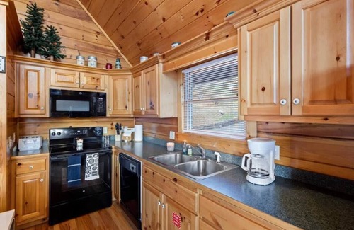 Black Bear Falls Cabina | Breathtaking views of the Smokies, 3 mins to Gatlinburg!!