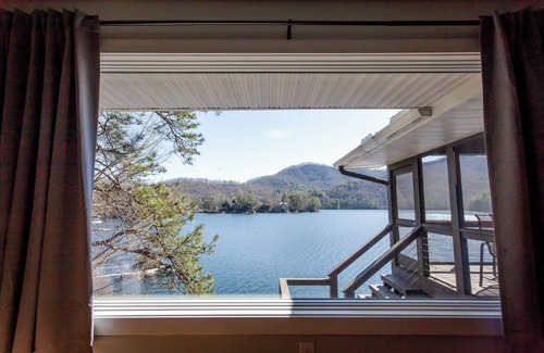 Robbinsville Cabaña | Breathtaking views lakeside cottage