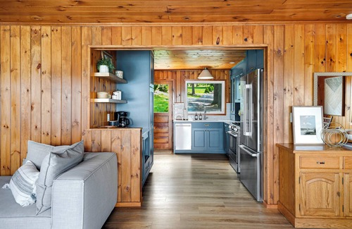 Skaneateles Cabaña | Breathtaking Views, Newly Renovated Lakefront Cottage on Skaneateles Lake