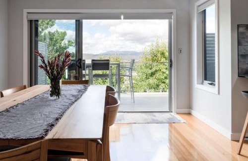 Trevallyn Casa | Breathtaking Views with Parking in Trevallyn