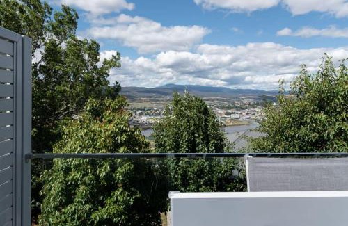 Trevallyn Casa | Breathtaking Views with Parking in Trevallyn