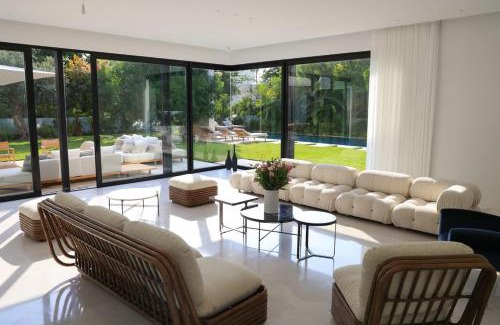 Herzliya Pituach Apartamento | Breathtaking Villa w Pool & Sauna Near the Beach by Sea N' Rent