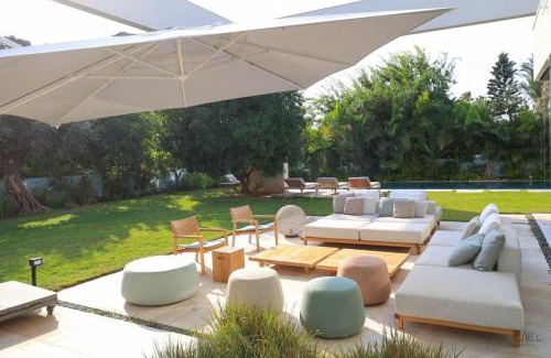 Herzliya Pituach Apartamento | Breathtaking Villa w Pool & Sauna Near the Beach by Sea N' Rent