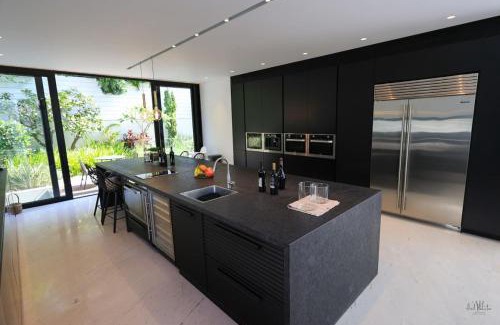 Herzliya Pituach Apartamento | Breathtaking Villa w Pool & Sauna Near the Beach by Sea N' Rent