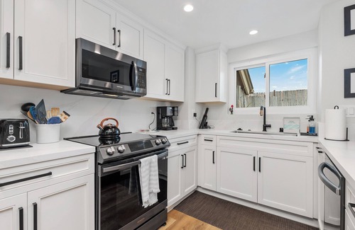 Solana Beach Condominio | Breeze & Bridle Comfy Condo WFH near Beach, Pool and Racetrack