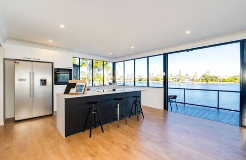 Surfers Paradise Casa | "Breeze on Sunset" 7 Bedroom Waterfront Haven in Surfers Paradise