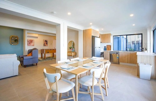 Surfers Paradise Casa | "Breeze on Sunset" 7 Bedroom Waterfront Haven in Surfers Paradise