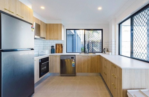 Surfers Paradise Casa | "Breeze on Sunset" 7 Bedroom Waterfront Haven in Surfers Paradise