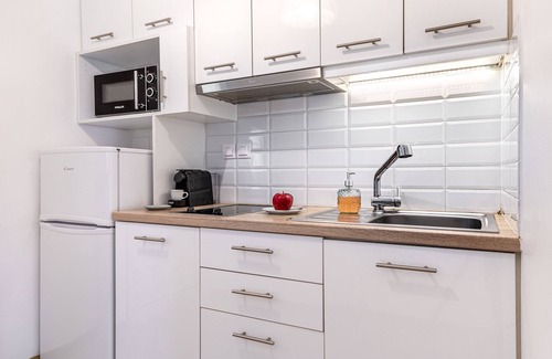 Vouliagmeni Apartamento | Breeze One Bedroom Apartment with Balcony by BluPine