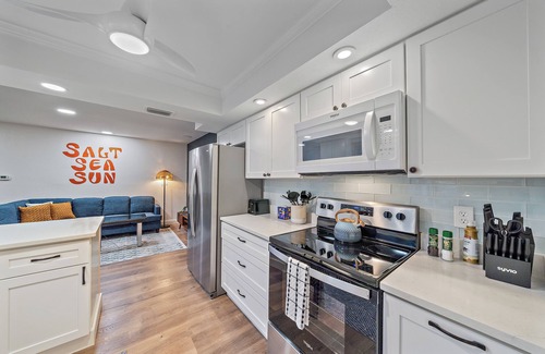 Sarasota Casa | Breezemont Bungalow | Private pool, Hot tub + Sauna
