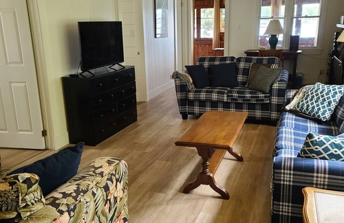 Tobermory Cabaña | Breezy Bay Waterfront Cottage