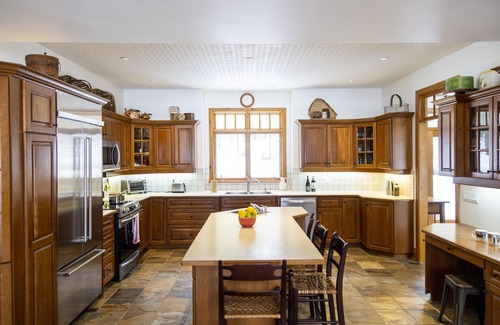 Seguin Cabaña | Breezy Lake Joe family cottage w/ SUP, kayaks + bar area on the dock