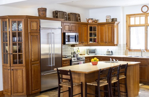 Seguin Cabaña | Breezy Lake Joe family cottage w/ SUP, kayaks + bar area on the dock